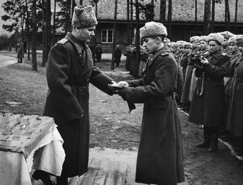 И. С. Конев на Сандомирском плацдарме вручает награды воинам. 1945 год