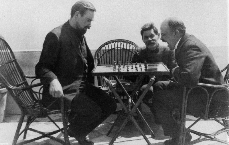 Ленин играет в шахматы с Александром Богдановым. На заднем плане Максим Горький. Капри. 1908 год.