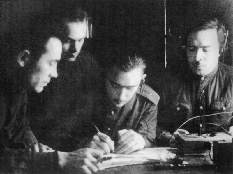 Фото из книги "Герои СМЕРШ": Сотрудники Смерша проводят сеанс радиосвязи с немецким разведцетром в ходе радиоигры.