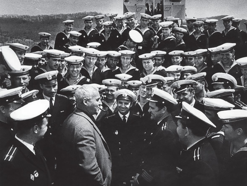 С моряками Тихоокеанского флота. 1968 год. Фотография Евгения Халдея
