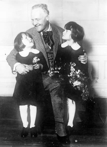 С дочерьми (конец 1920-х – начало 1930-х). Фотограф не установлен. Арх. N 2-14512