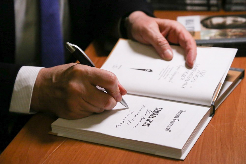 Николай Долгополов раздает автографы. Фотограф Аркадий Колыбалов