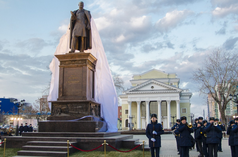 В Челябинске установили памятник Петру Столыпину (1862—1911), занимавшему пост председателя Совета министров Российской империи в 1906—1911 годах