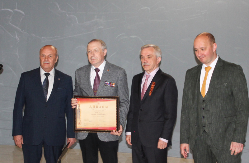 Николай Карташов (второй слева) удостоен премии «Прохоровское поле»