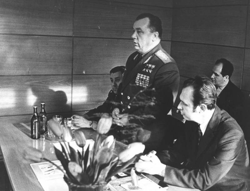 Трижды Герой Советского Союза летчик-ас Иван Кожедуб. Справа – директор издательства «Молодая гвардия» в 1968—1978 годах Валерий Ганичев