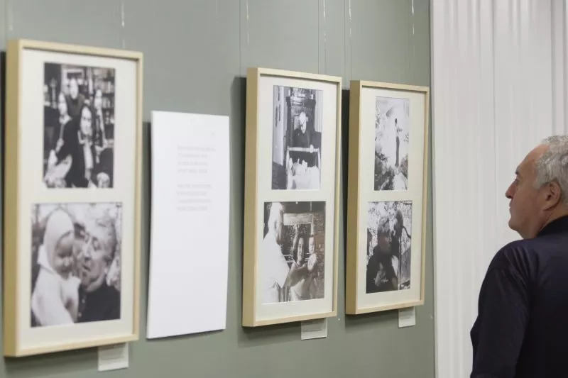 На выставке в Государственном литературном музее к юбилею Расула Гамзатова представлены фоторедкости из семейного альбома поэта. Фотография Сергея Куксина («Российская газета»)