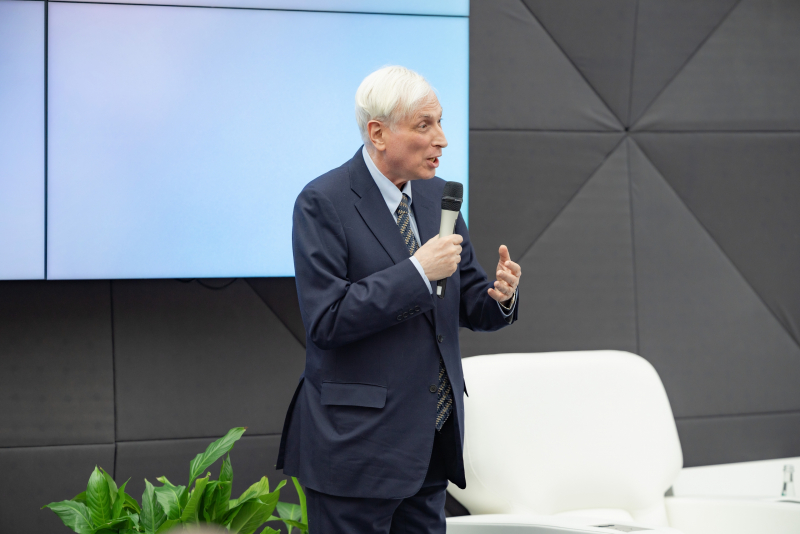 Леонид Млечин представил свои книги, вышедшие в серии «ЖЗЛ», в Корпоративном университете — в рамках его проекта «Книжный клуб»