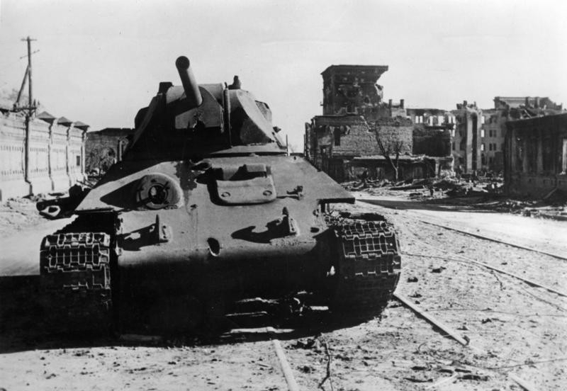 Подбитый советский танк Т-34 в Сталинграде, 8 октября 1942 года