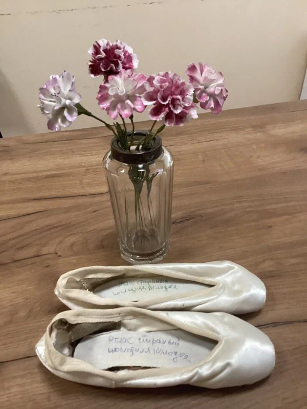 Эти фарфоровые гвоздики Майе Плисецкой подарил Роберт Кеннеди во время гастролей Большого театра в США. Всю жизнь они простояли в ее спальне у кровати. Рядом — пуанты, знавшие ее триумфы и слезы. Фото Николая Ефимовича