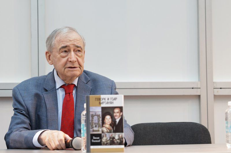 На ярмарке интеллектуальной литературы «Нон-фикшн весна» в Гостином дворе Николай Долгополов представил свою новую книгу — «Геворк и Гоар Вартанян». Фото: Роман Наумов, «Российская газета»