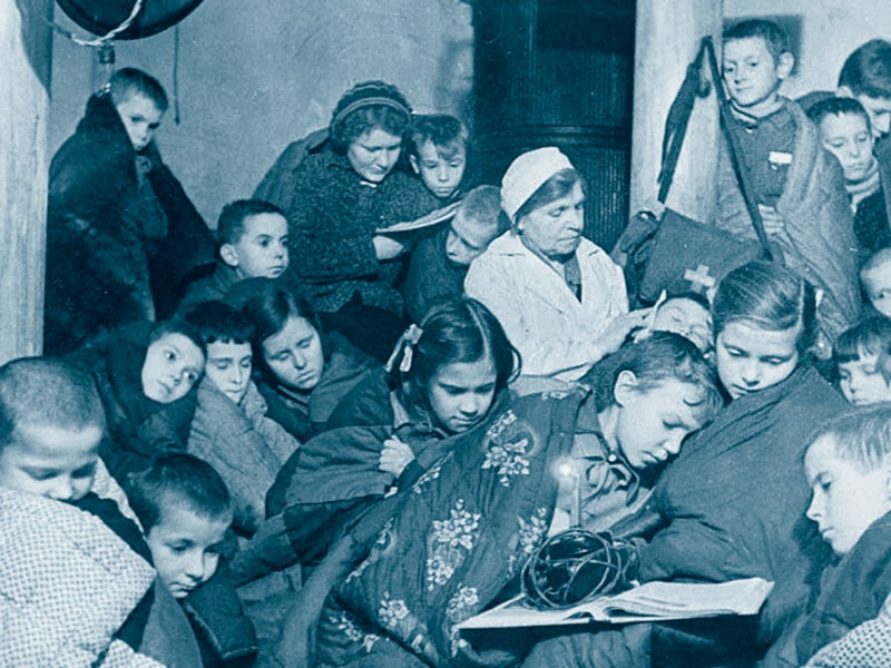 Дети в бомбоубежище во время артобстрела. Около 1942 года