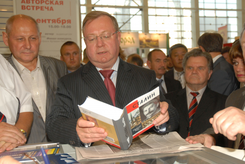 С книгой Святослава Рыбаса «Сталин». На Московской международной книжной выставке-ярмарке в 75-м павильоне ВДНХ