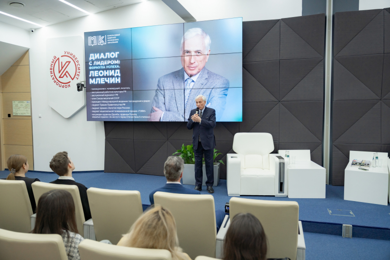 Леонид Млечин представил свои книги, вышедшие в серии «ЖЗЛ», в Корпоративном университете — в рамках его проекта «Книжный клуб»
