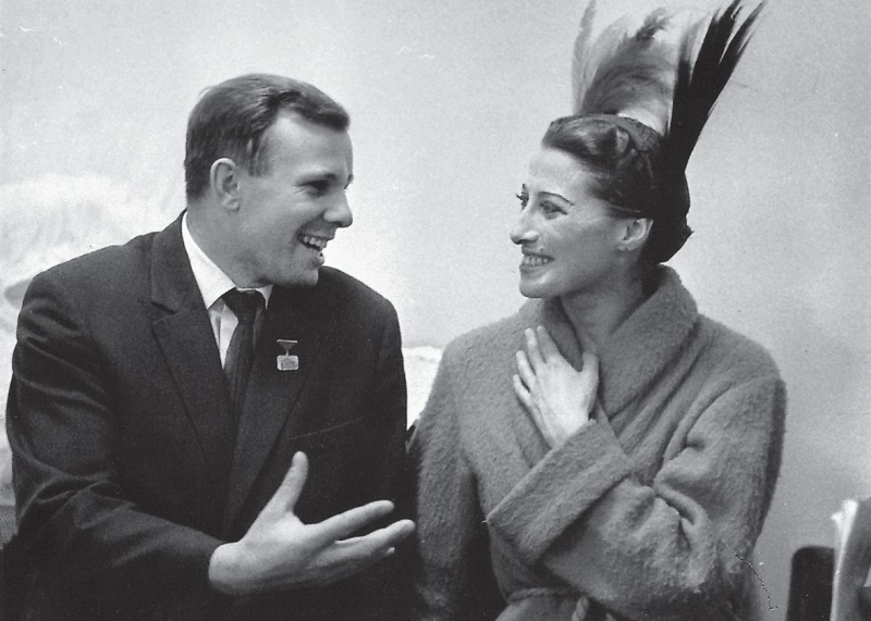 Майя Плисецкая и Юрий Гагарин в антракте во время выступления балерины в Кремлевском дворце съездов. Москва, 1962 год