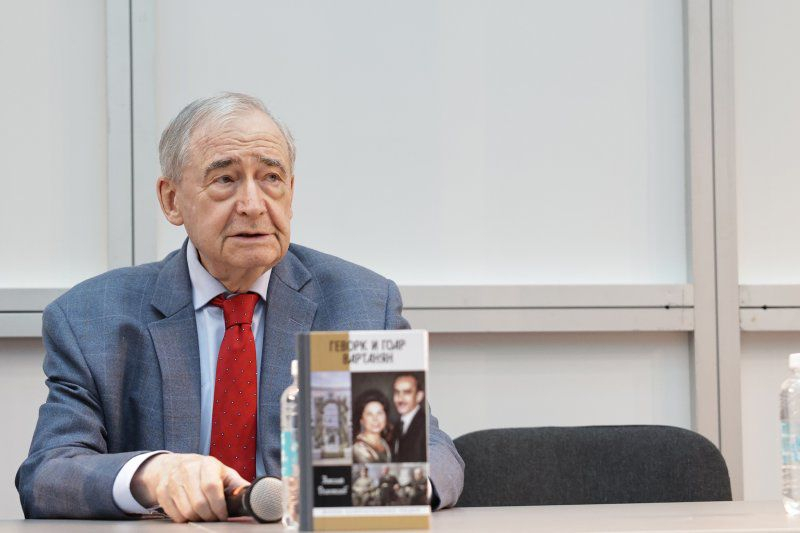 На ярмарке интеллектуальной литературы «Нон-фикшн весна» в Гостином дворе Николай Долгополов представил свою новую книгу — «Геворк и Гоар Вартанян». Фото: Роман Наумов, «Российская газета»