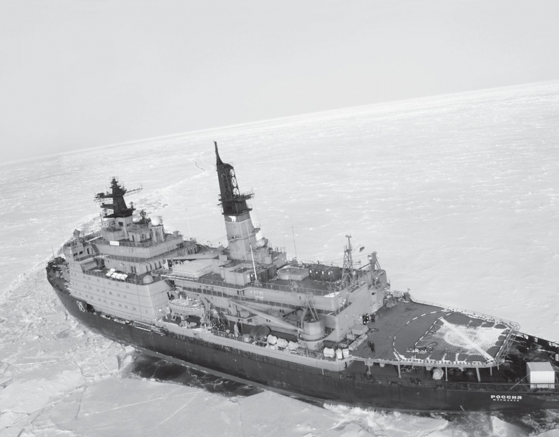 Атомоход «Россия» в Северном Ледовитом океане. Фотография из книги Владимира Лизуна «Артур Чилингаров»