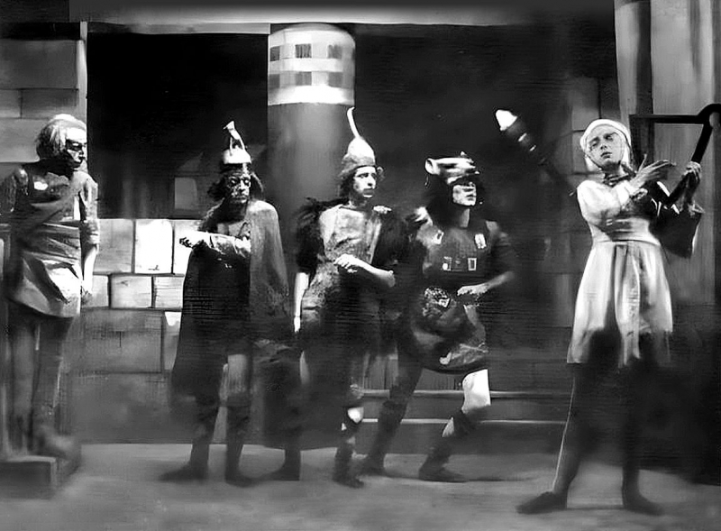 Спектакль «Гондла» по пьесе Н. Гумилева в «Театральной мастерской». Первый слева — Евгений Шварц. Ростов-на-Дону, 1919—1921 гг.