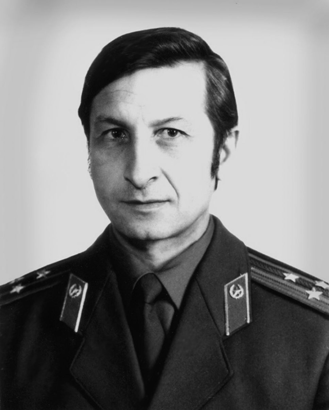 Военную форму Юрий Анатольевич Шевченко надевал только в специальном фотоателье — для личного дела. 1982 год