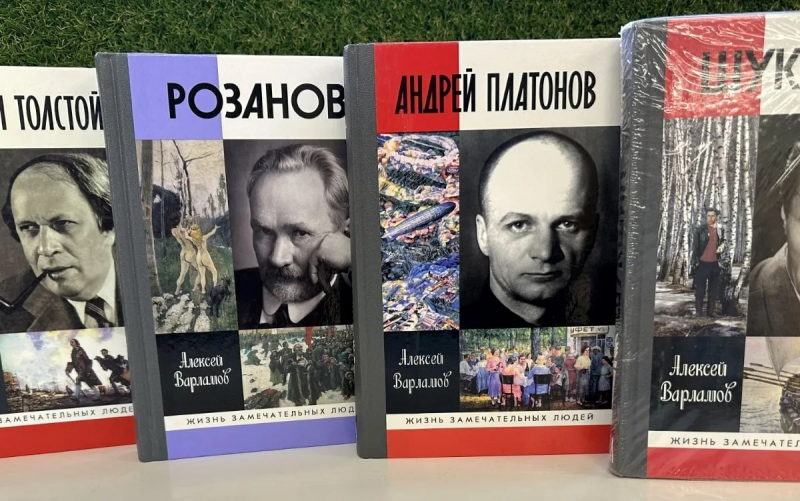 Впервые побывавший в Якутии А. Н. Варламов вручил в дар библиотеке свои книги