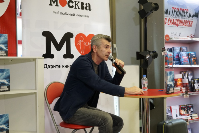 Андрей Рубанов представил свою новую книгу, написанную в соавторстве с Василием Авченко, в магазине «Москва»