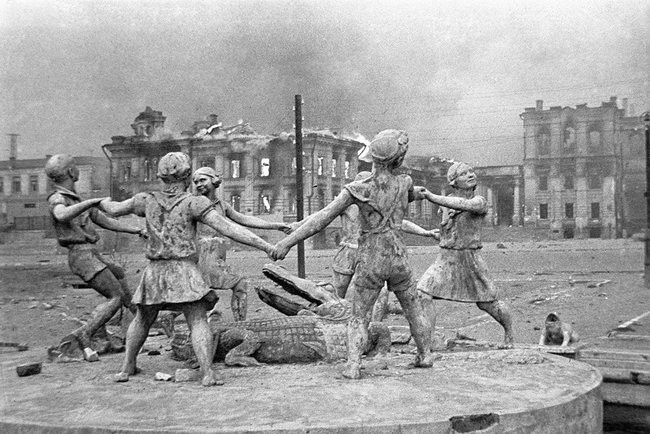23 августа 1942 года в Сталинграде. Фотография Эмануила Евзерихина