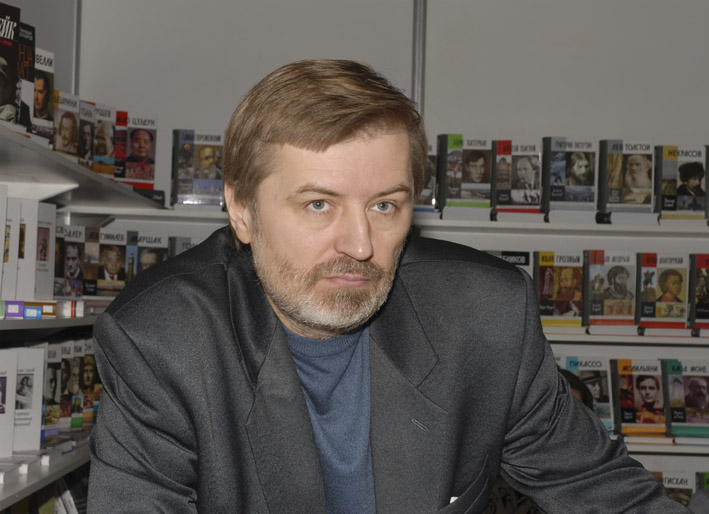На стенде «Молодой гвардии» на Международной ярмарке интеллектуальной литературы Non/fiction. 2007 год