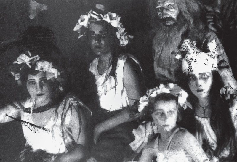 Майя (вторая справа) в роли Русалочки в опере Даргомыжского «Русалочка» в Клубе шахтеров на Шпицбергене. 1934 год