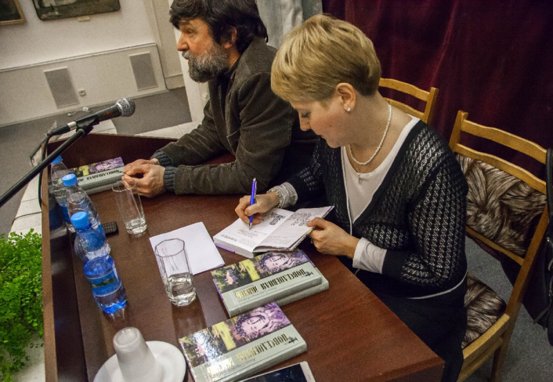 На эфир Анна Юрьевна и Андрей Витальевич пришли сразу по возвращении из Михайловского с пушкинской конференции, на которой состоялась презентация книги