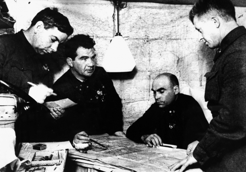 Командующий 62-й армией В. И. Чуйков (второй слева) в командном пункте. Декабрь 1942 года