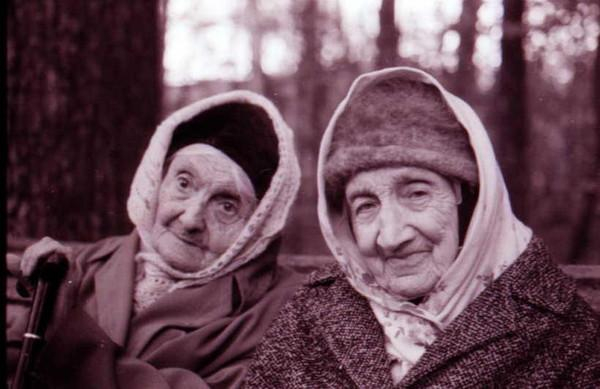 Е. Ф. Кунина и А. И. Цветаева в Переделкино, 1988