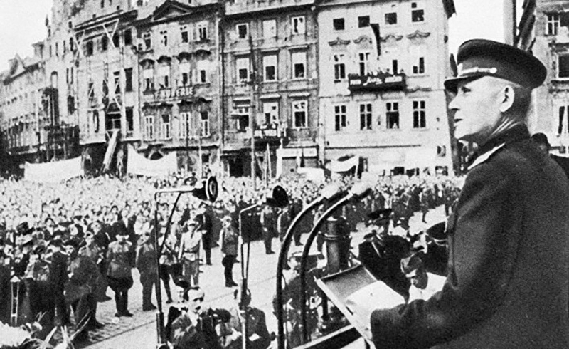 Конев на митинге после осовобождения Праги, 1945 год