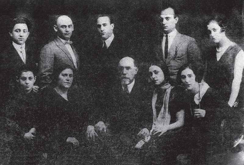 Семья Рахили Мессерер (сидит вторая справа). Сидят: брат Аминодав (Александр), родители Сима Шабад-Мессерер и Михаил Мессерер, крайняя справа — сестра Элишева (Елизавета). Стоят: братья Эммануил, Азарий (Азарин), Асаф, Маттаний, сестра Суламифь. Москва, 1928 год