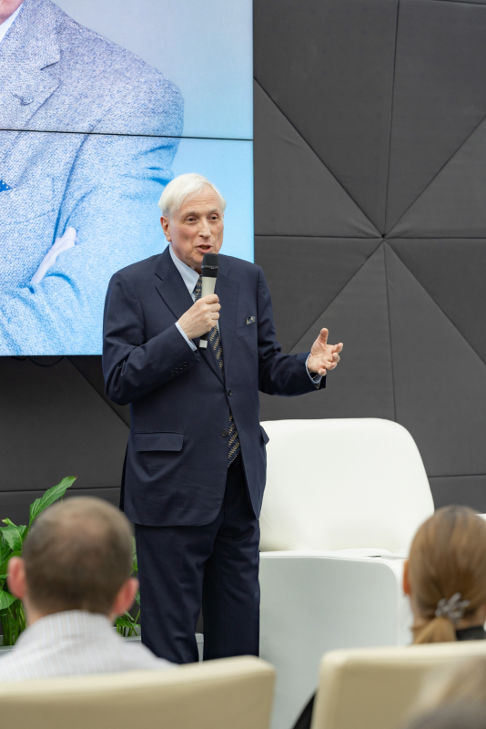 Леонид Млечин представил свои книги, вышедшие в серии «ЖЗЛ», в Корпоративном университете — в рамках его проекта «Книжный клуб»