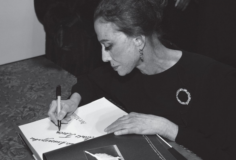 Автограф-сессия на презентации фотоальбома «Ave Майя» в театре «Новая опера». Москва. Ноябрь 2004 года. Фото Натальи Колесниковой. ИТАР-ТАСС