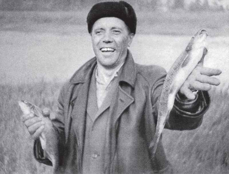 Виктор Астафьев на рыбалке