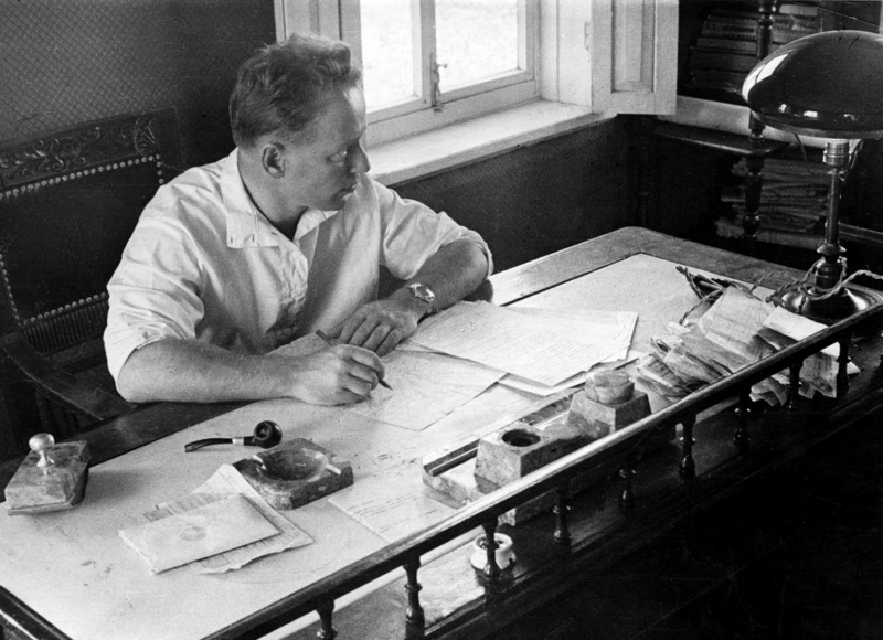 Шолохов за работой. 1938 год (Государственный музей истории российской литературы имени В. И. Даля)