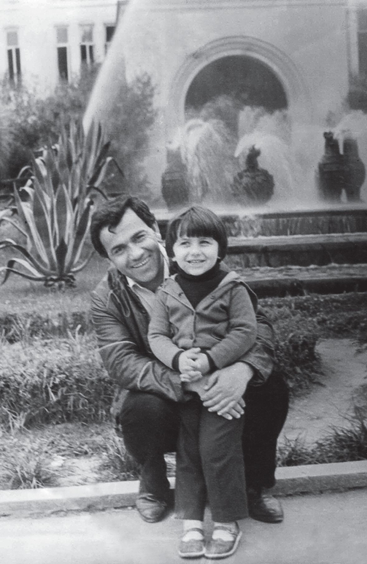 С сыном Наром. Сухум, 1981 год
