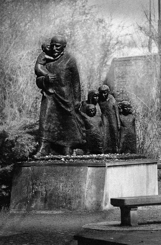 Памятник Янушу Корчаку и детям на Еврейском кладбище в Варшаве