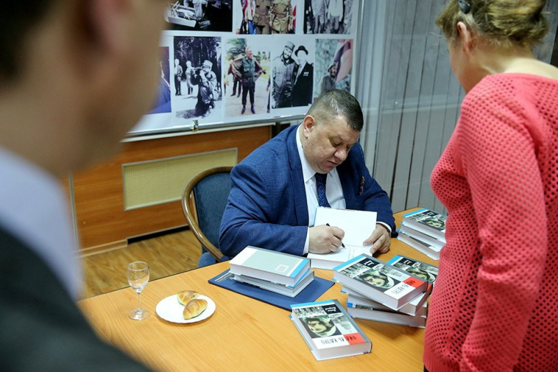 Максим Макарычев раздает автографы