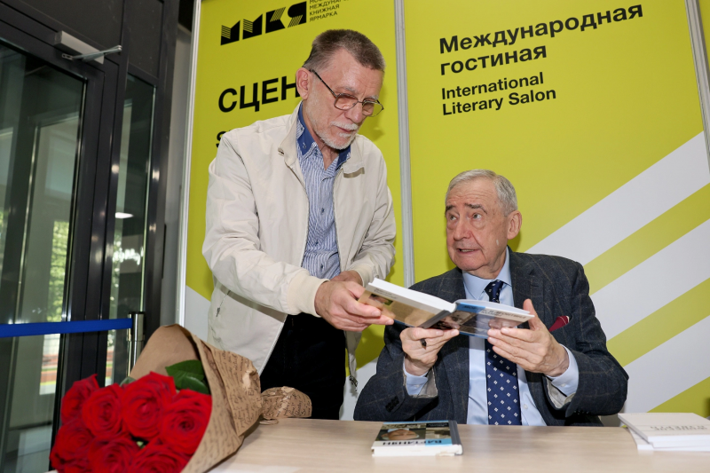 Николай Долгополов на презентации книги «Моррис и Леонтина Коэны» на Московской международной книжной ярмарке в 57-м павильоне ВДНХ. Фотограф: Сергей Михеев, «Российская газета»