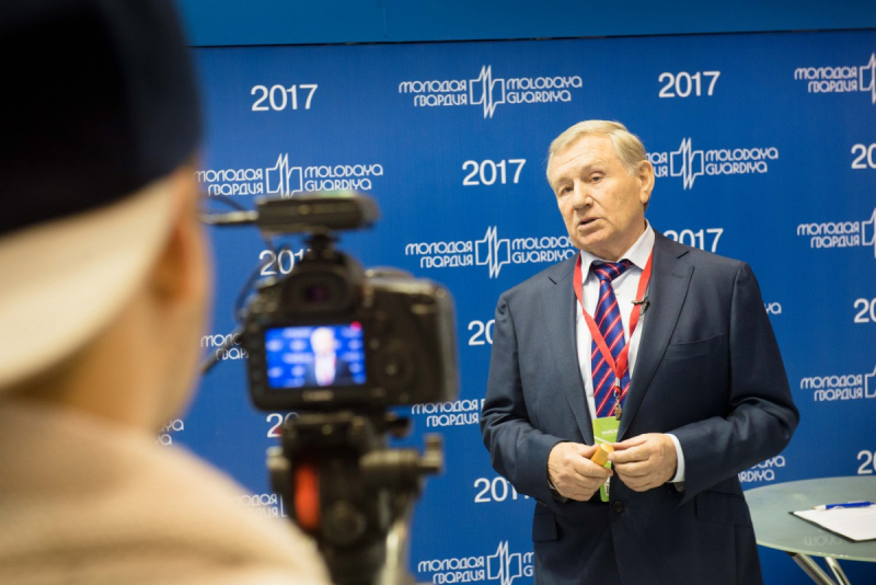 Генеральный директор АО «Молодая гвардия» Валентин Юркин дает интервью на стенде издательства на юбилейной ММКВЯ