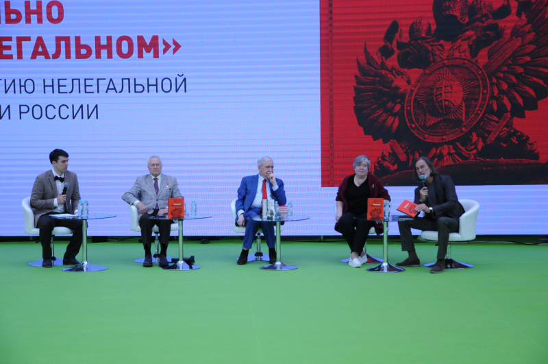 Справа налево: Никас Сафронов, Мария Залесская, Николай Долгополов, Владимир Горовой