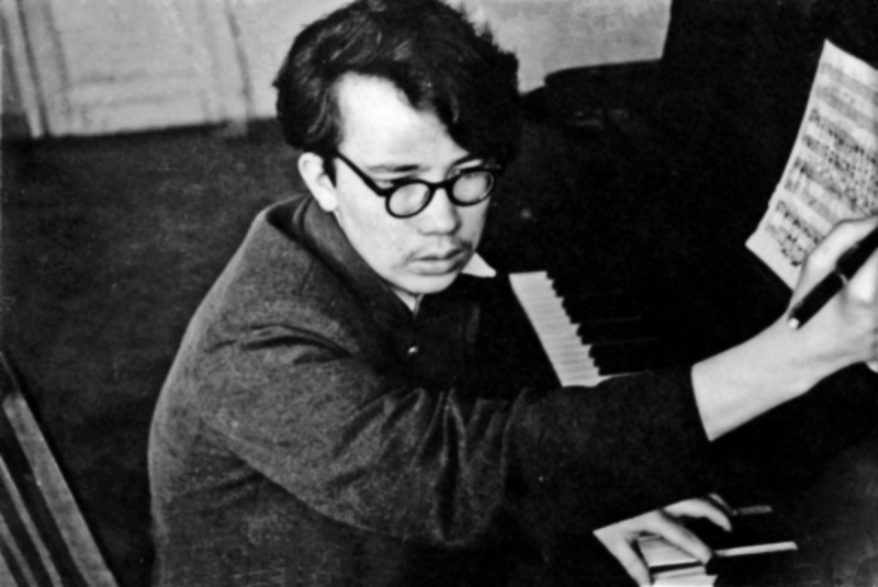Гаврилин за пианино. 1954 год