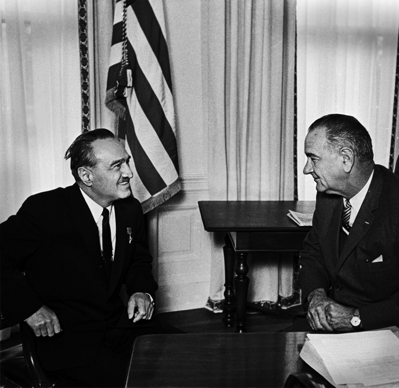 Первый заместитель председателя Совета министров СССР А. И. Микоян с президентом США Линдоном Джонсоном. Вашингтон, 25 ноября 1963 г. Фотография из книги