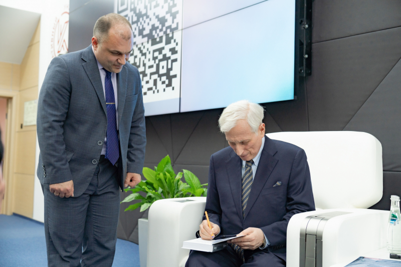 Автографы и фото на память