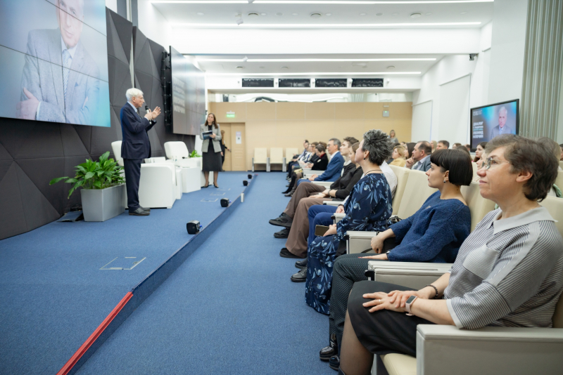Леонид Млечин представил свои книги, вышедшие в серии «ЖЗЛ», в Корпоративном университете — в рамках его проекта «Книжный клуб»