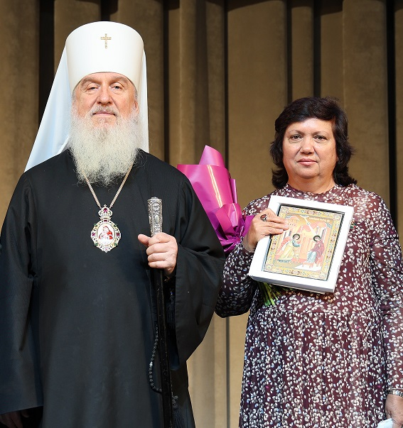 Вторым лауреатом стала Ирина Ордынская — она отмечена за книгу «Святая Царская семья»