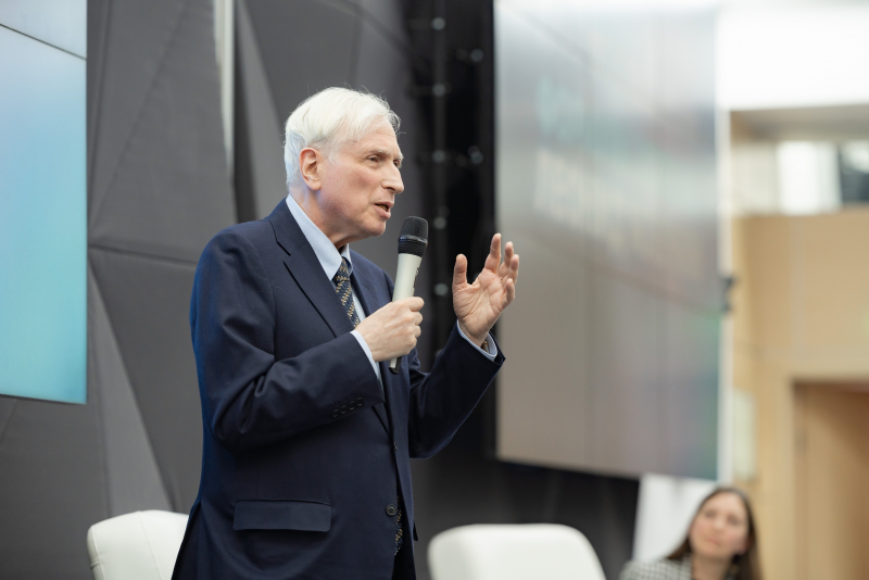 Леонид Млечин представил свои книги, вышедшие в серии «ЖЗЛ», в Корпоративном университете — в рамках его проекта «Книжный клуб»