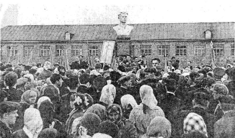 Открытие памятника Виктору Третьякевичу в его родном селе Ясенки Курской области (ранее — Воронежской губернии) 9 мая 1965 года